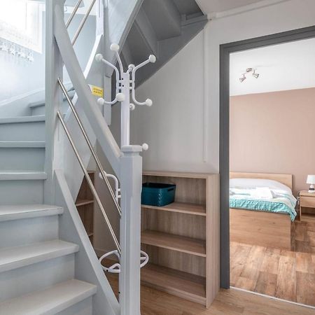 Ideally Located Furnished Townhouse With 3 Bedrooms Parking & Garden Άννεσι Εξωτερικό φωτογραφία