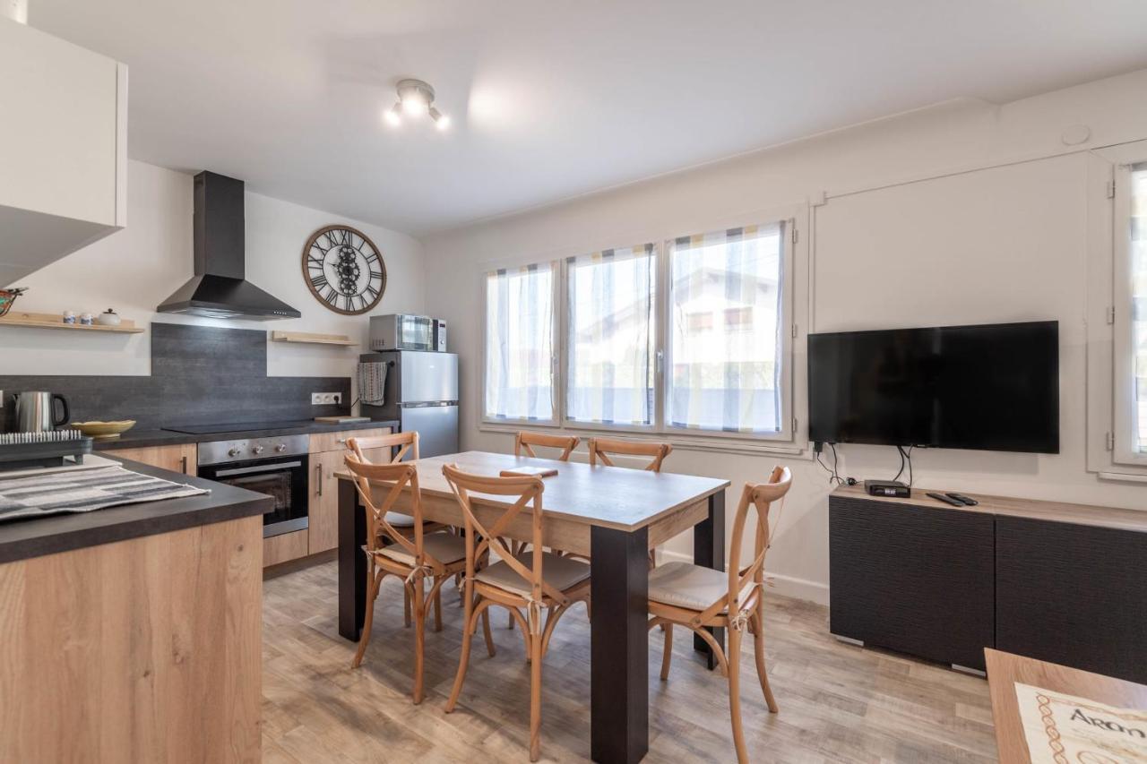 Ideally Located Furnished Townhouse With 3 Bedrooms Parking & Garden Άννεσι Εξωτερικό φωτογραφία